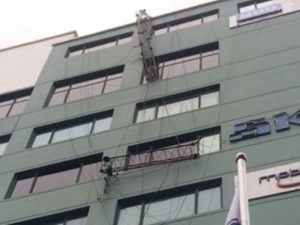 Chiếc cột thu phát sóng đổ gãy treo lơ lửng trên tòa nhà