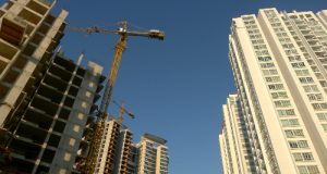 Địa ốc mong manh trước cơn “bão” tỉ giá